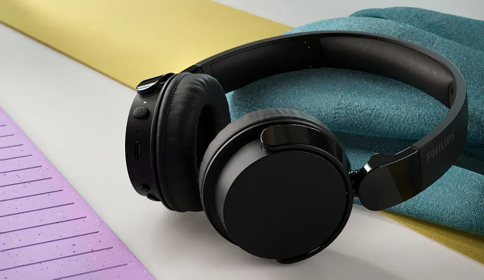 Консюмър и гейминг слушалки Philips Wireless On Ear Headphone with mic 32mm drivers/closed-back black