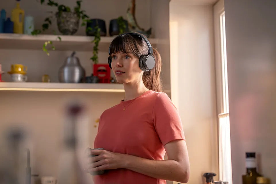 Консюмър и гейминг слушалки Philips Wireless On Ear Headphone with mic 32mm drivers/closed-back black