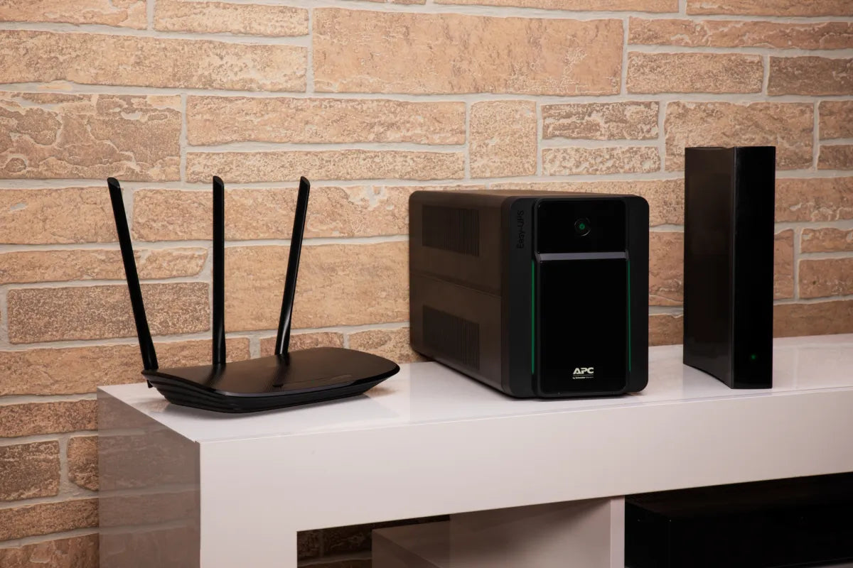 Line Interactive UPS тип кула APC Easy UPS BVX Series BVX1600LI UPS AC 220-240V 900Watt 1600VA 7Ah output connectors 6