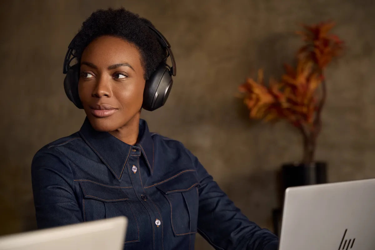 Бизнес слушалки HP Poly Voyager Surround 85 UC Microsoft Teams Certified USB-C Headset +USB-C/A Adapter +Charging Stand