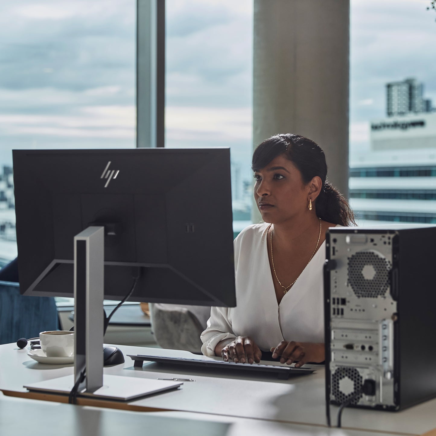 Настолен компютър HP Pro Tower 400 G9 Intel Core i7-13700 16GB 512GB SSD W11P SmartBuy (EU)