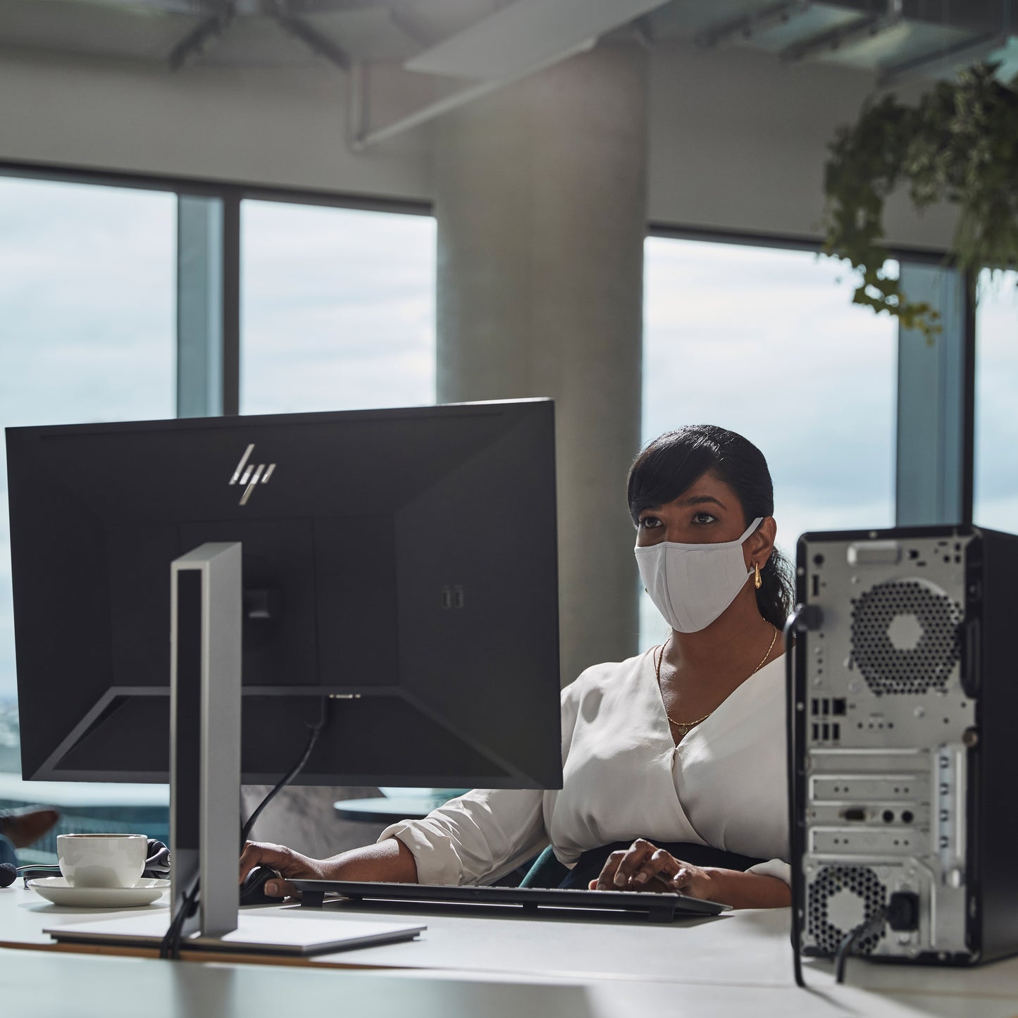 Настолен компютър HP Pro Tower 400 G9 Intel Core i7-13700 16GB 512GB SSD W11P SmartBuy (EU)