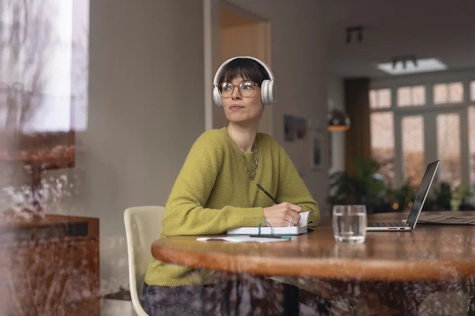 PHILIPS Wireless On Ear Headphone with mic 40mm drivers/closed-back white