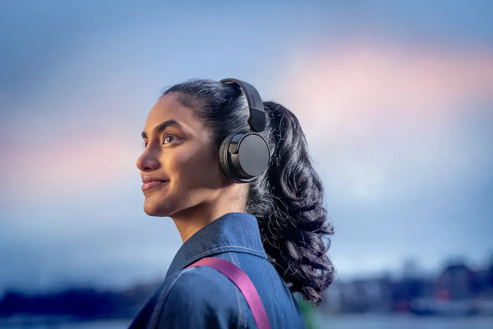 Консюмър и гейминг слушалки Philips Wireless On Ear Headphone with mic 32mm drivers/closed-back black