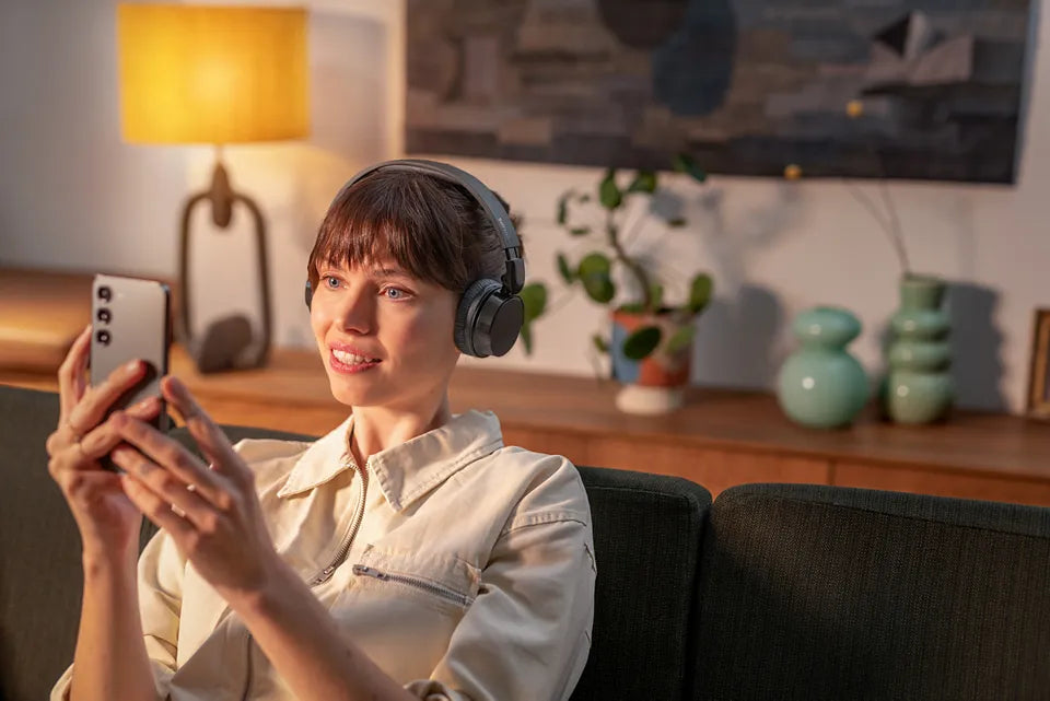 Консюмър и гейминг слушалки Philips Headphones with mic up to 25 hours playtime black